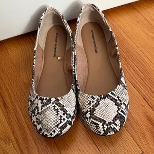 Amazon Essentials Women's Black and Cream Snakeskin Flats